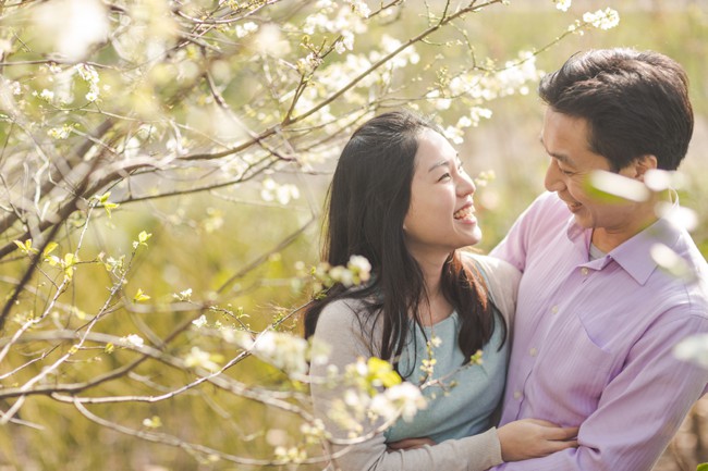 London spring cherry blossom engagement photography. Marianne Taylor Photography. Click through to see more!