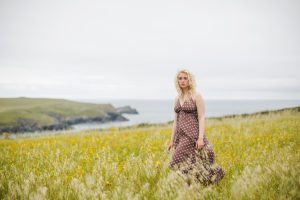Cornwall lifestyle portrait photography. Click through to see more magic by the ocean!