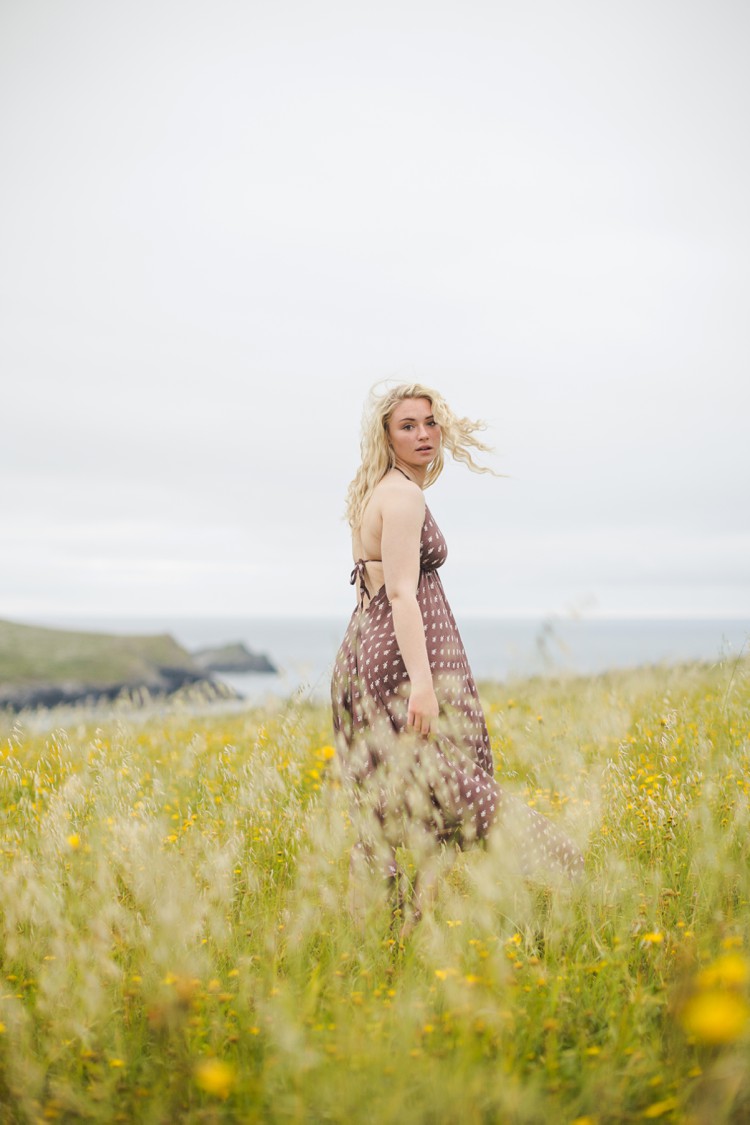 Cornwall lifestyle portrait photography. Click through to see more magic by the ocean!